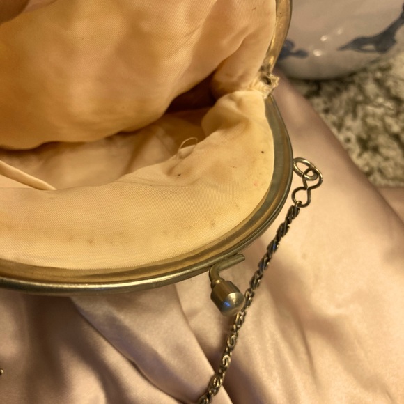 Beaded Metal Frame Purse in White with Chain Strap - Vintage - Picture 8 of 8